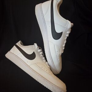 Like NEW- Nike Mens Court Vision Low